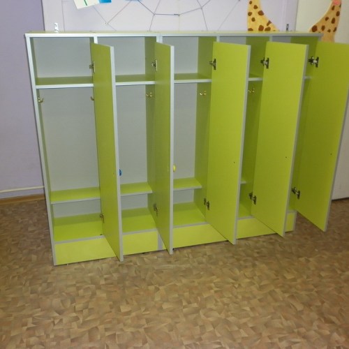 шкафчики цветные для одежды в детский сад