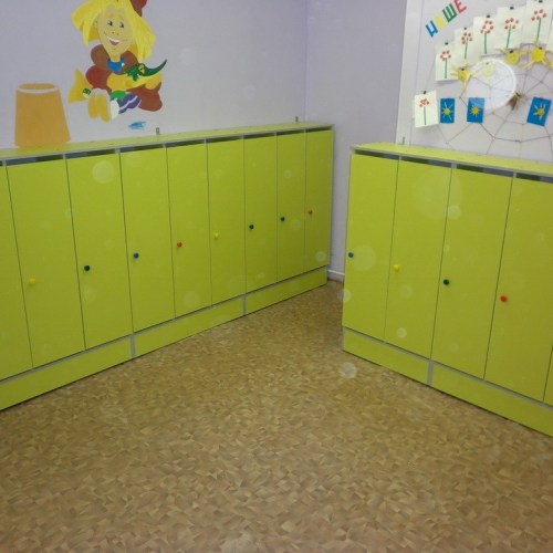 шкафчики цветные для одежды в детский сад